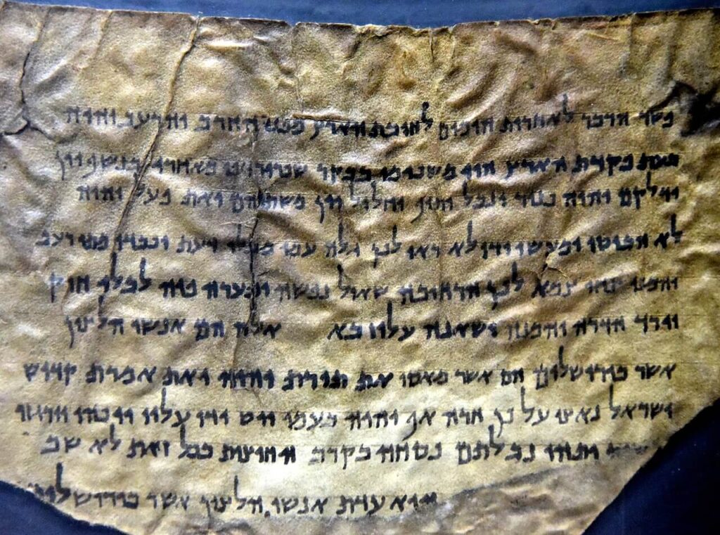 Manuscrito do Mar Morto, Pesher Isaiah, da Gruta 4 de Qumran; Museu da Jordânia em Amã. ersão original de Deuteronômio mencionava Elyon e filhos dos Elohim antes de censura.