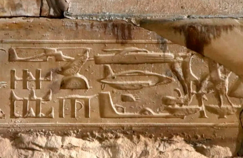 Hieróglifos impossíveis de Abydos no Templo de Seti I mostrando formas de helicóptero submarino e nave sugerindo tecnologia avançada no Egito antigo