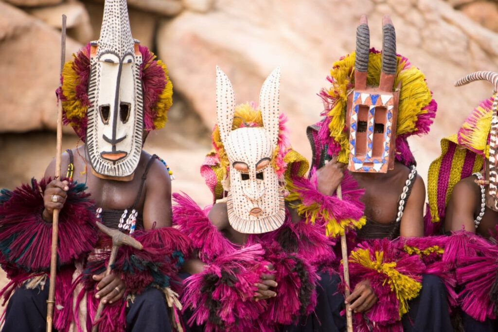 Dogons do Mali em cerimônia ritual com máscaras representando Nommo seres aquáticos de Sírius segundo tradição milenar