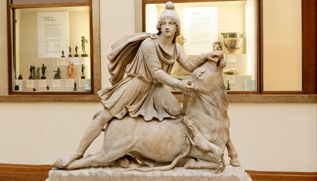 Escultura em mármore, no Museu Britânico, mostrando Mitra realizando sacrifício do touro cósmico em ritual mitraico