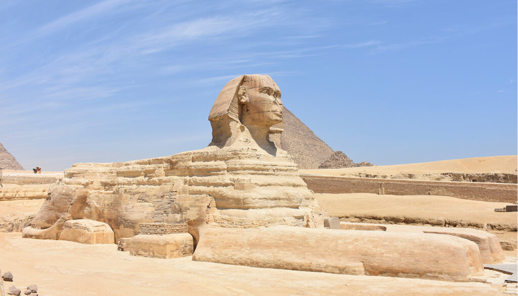 A grande Esfinge de Gizé, com cabeça desproporcional ao corpo, mostrando reconstrução do monumento original ao "deus" Anúbis.
