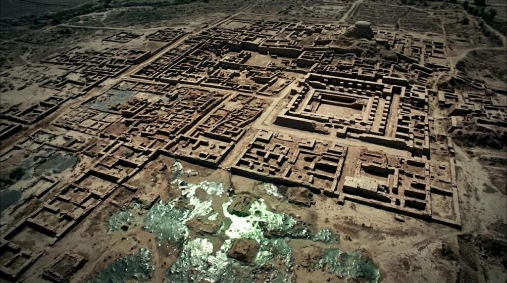 Ruínas de Mohenjo-Daro no Vale do Indo com material vitrificado e evidências de abandono súbito sem sinais de batalha convencional
